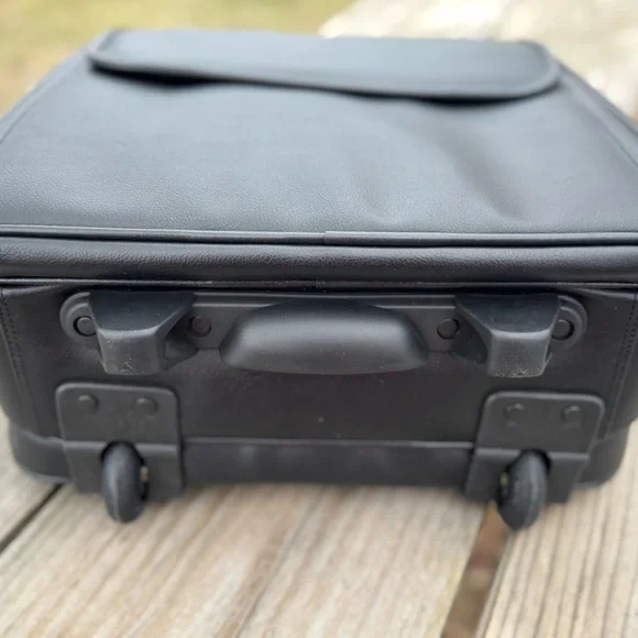 Fellowes Black Leather Wheeled Carry-on Travel Bag
22" handle #Pilots #Business - Picture 14 of 15